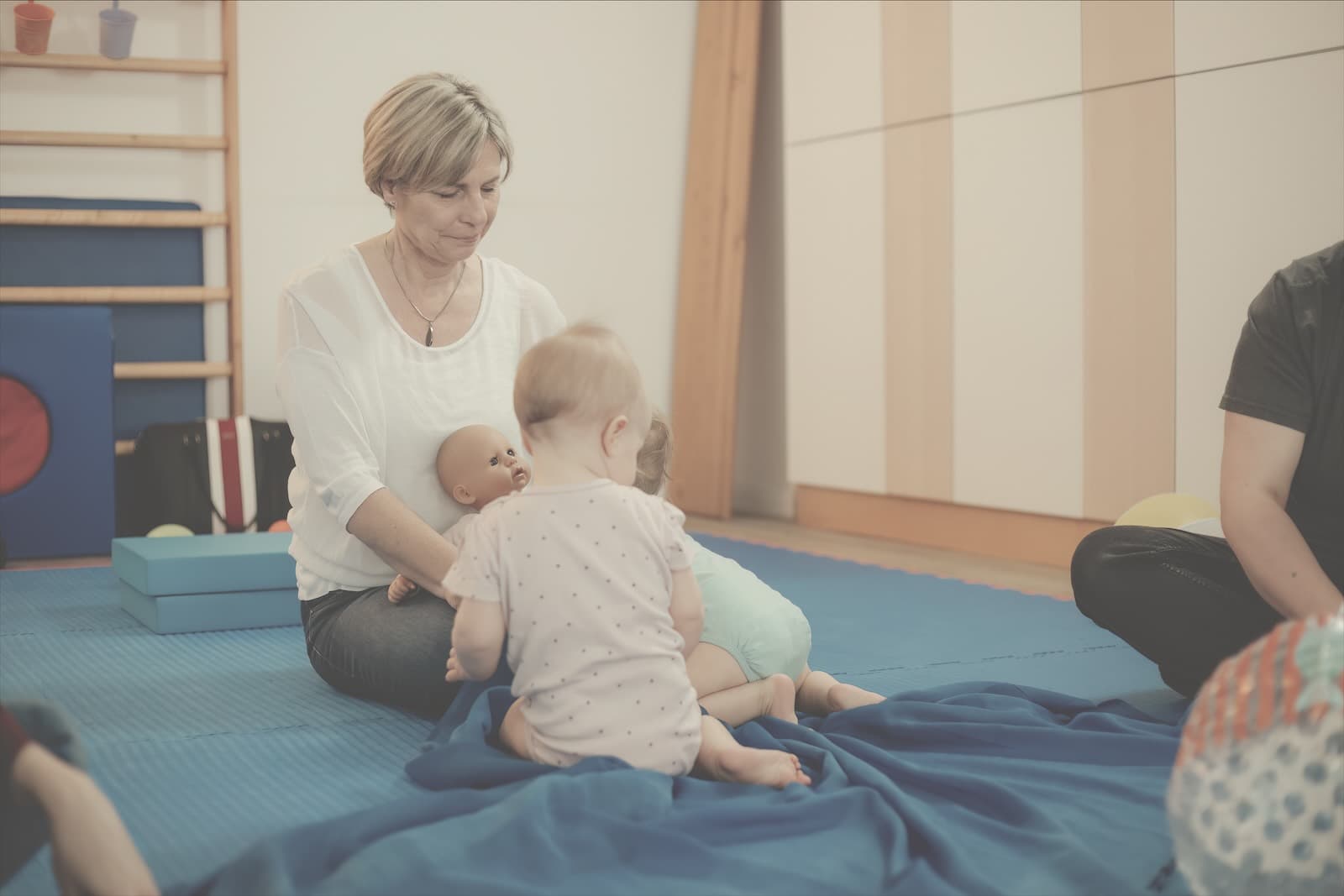 Rita Schumann mit Eltern und Babys im Kursraum